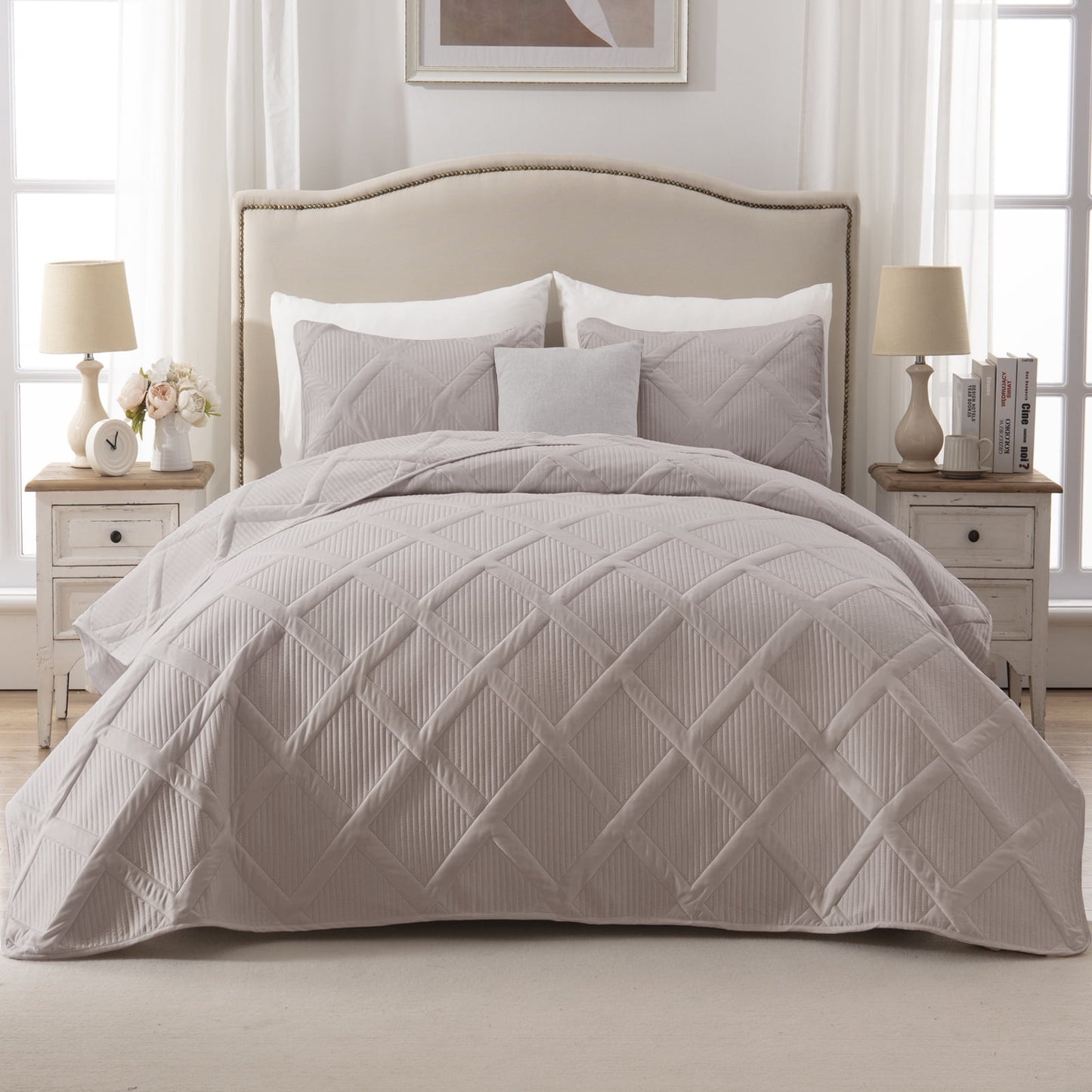 Exclusivo Mezcla Ultrasonic California King Quilt Set, Lightweight Bedspreads Modern Striped Coverlet with 2 Pillow Shams, Light Grey