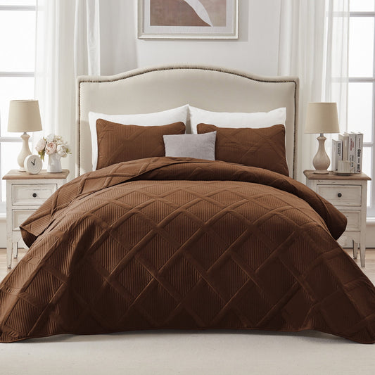 Exclusivo Mezcla Ultrasonic California King Quilt Set, Lightweight Bedspreads Modern Striped Coverlet with 2 Pillow Shams, Brown