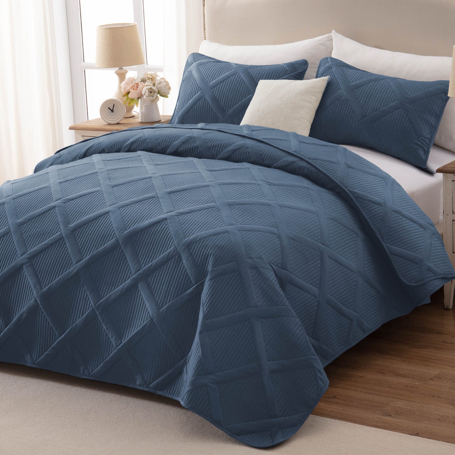 Exclusivo Mezcla Ultrasonic King Quilt Set, Lightweight Bedspreads Modern Striped Coverlet with 2 Pillow Shams, Navy Blue