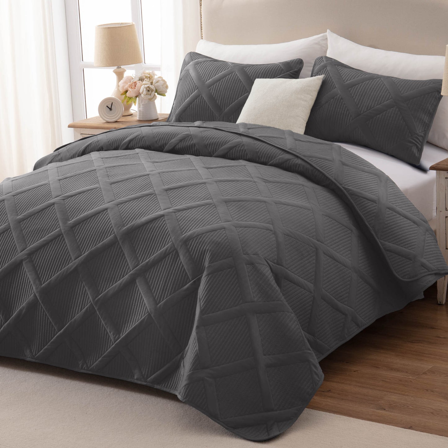 Exclusivo Mezcla Ultrasonic California King Quilt Set, Lightweight Bedspreads Modern Striped Coverlet with 2 Pillow Shams, Grey
