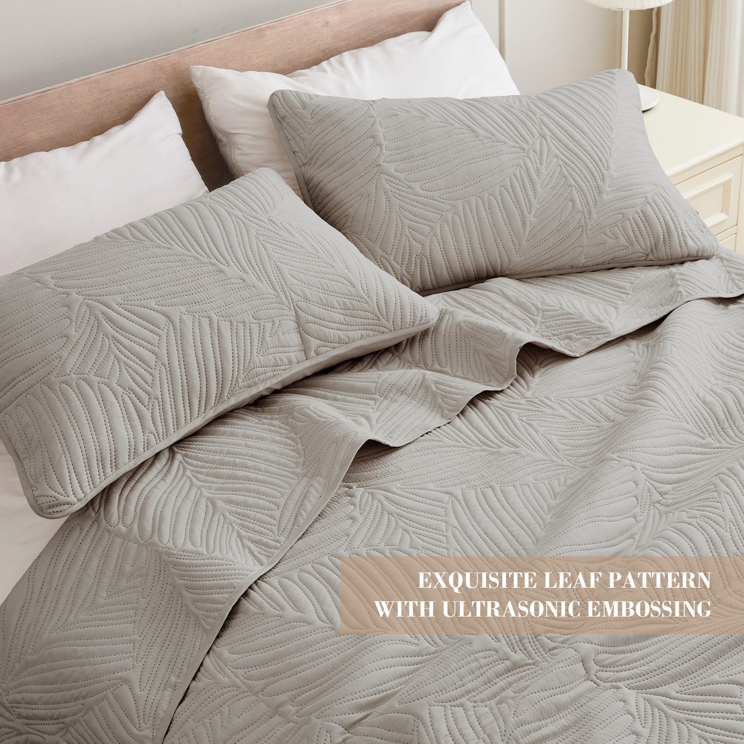 Exclusivo Mezcla King Quilt Set Light Grey, Lightweight Bedspread Leaf Pattern Bed Cover Soft Coverlet Bedding Set(1 Quilt, 2 Pillow Shams)